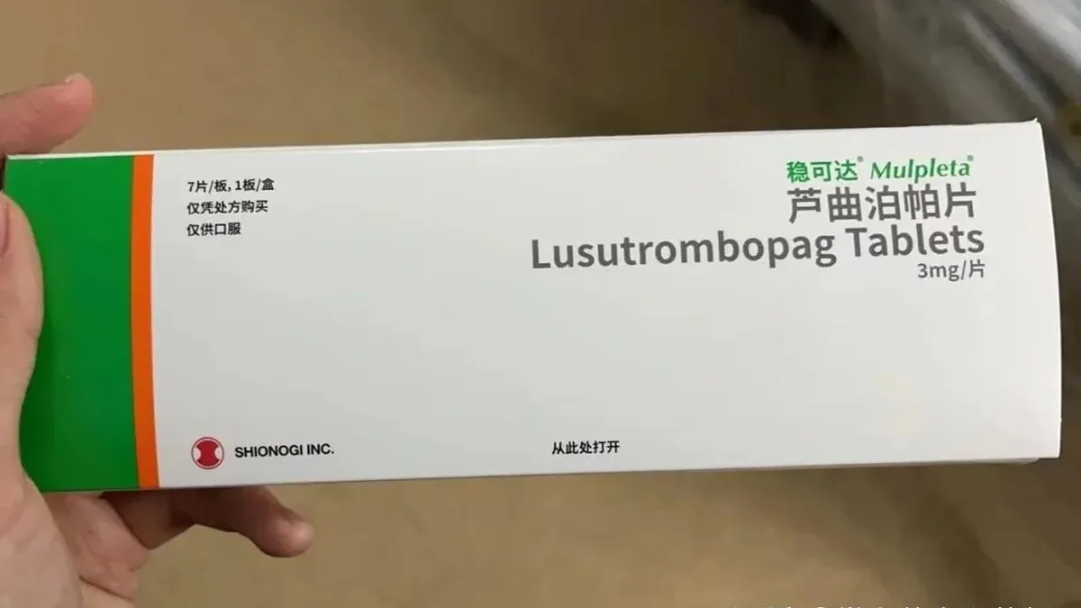 医院药房窗口，药师正在核对处方，背景有药品货架，体现芦曲泊帕需凭处方购买